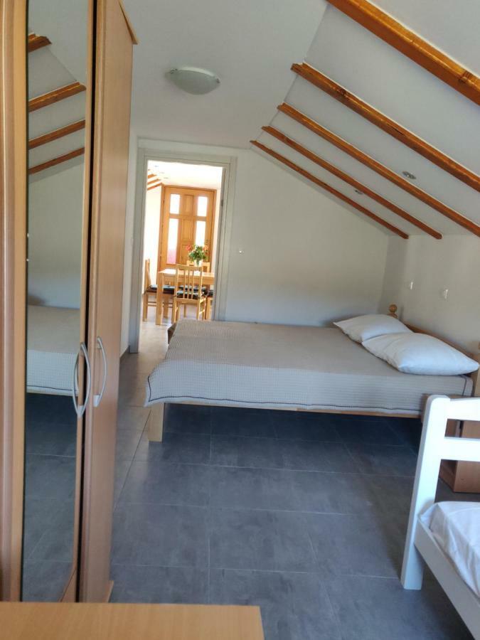 Guest House Maslina Vinisce ภายนอก รูปภาพ
